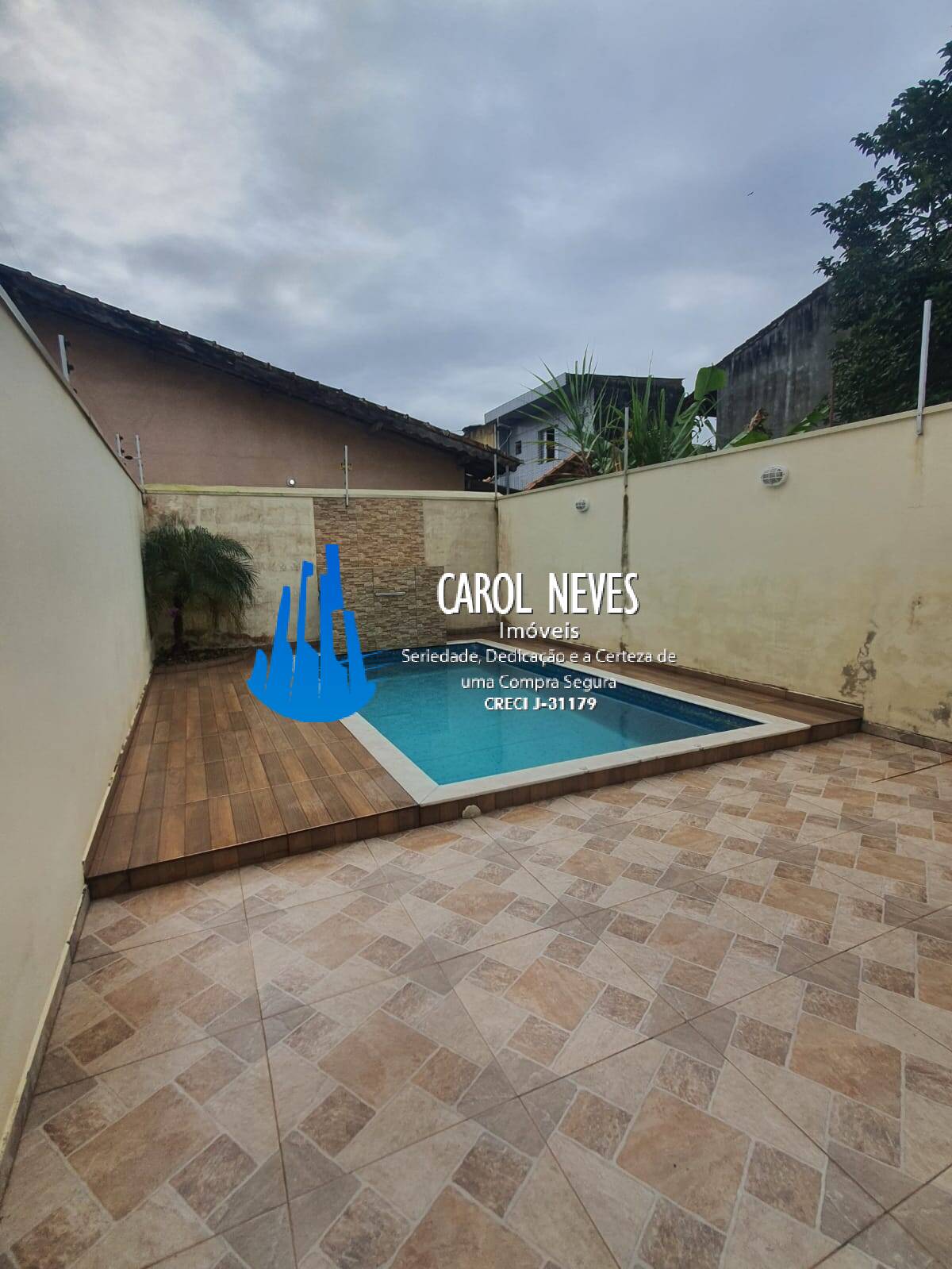 Casa à venda com 3 quartos, 99m² - Foto 1